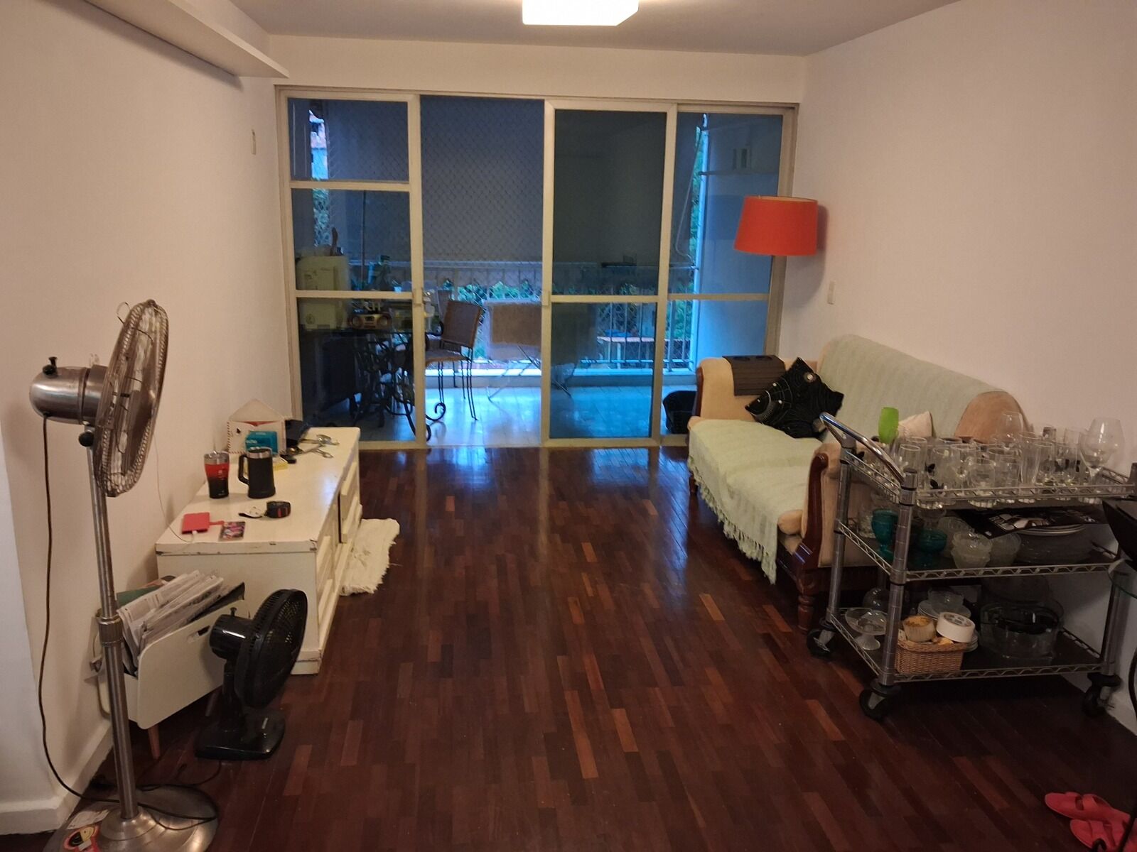 Amplo Apartamento Reformado com Suíte, Closet e Varandão no Ingá – Localização Privilegiada!