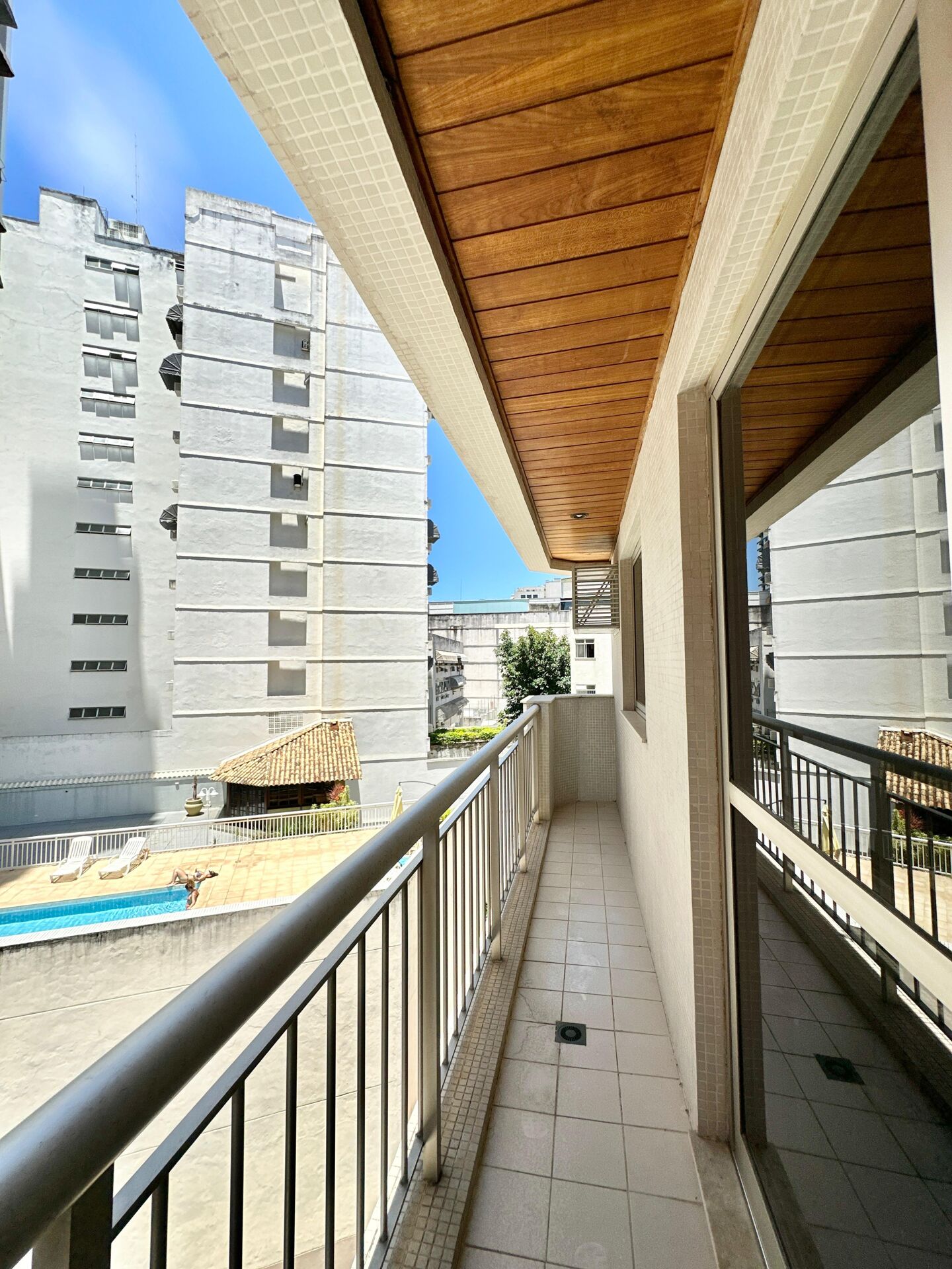 Apartamento com 2 Quartos e Suíte no Ingá – 85m², Rua Tranquila e Próximo à Praia!