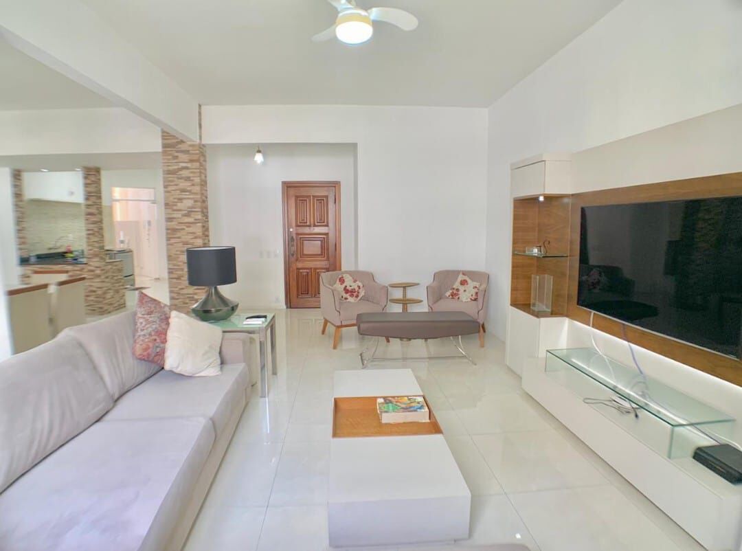 Espaço e sofisticação no coração de Copacabana, Rio de Janeiro: apartamento com 4 quartos, sendo 1 suíte, à venda.
