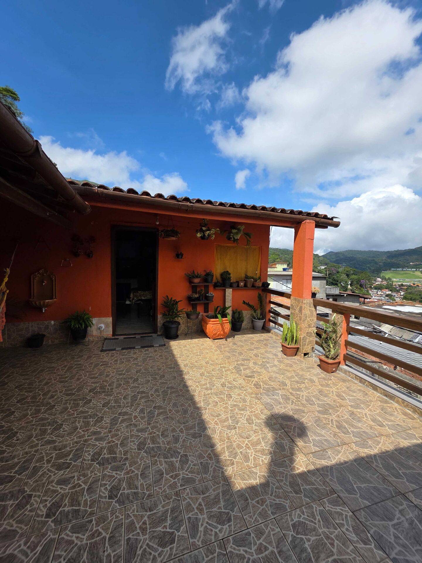 Casa TriplexEssa aqui não é só uma casa… é visão. É estratégia. É renda inteligente. Imagine um imóvel que não depende de uma única fonte… ele se multiplica.