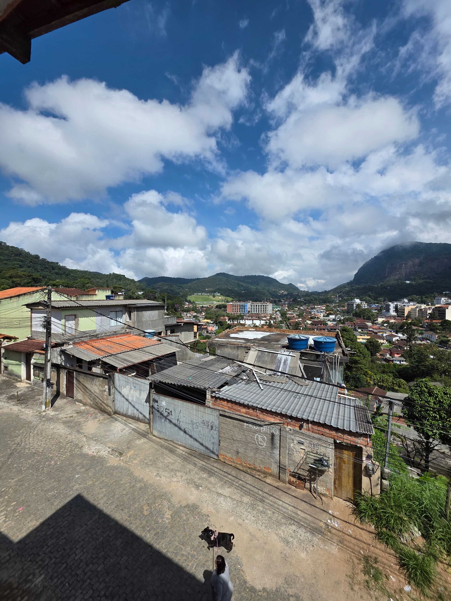 Casa TriplexEssa aqui não é só uma casa… é visão. É estratégia. É renda inteligente. Imagine um imóvel que não depende de uma única fonte… ele se multiplica.