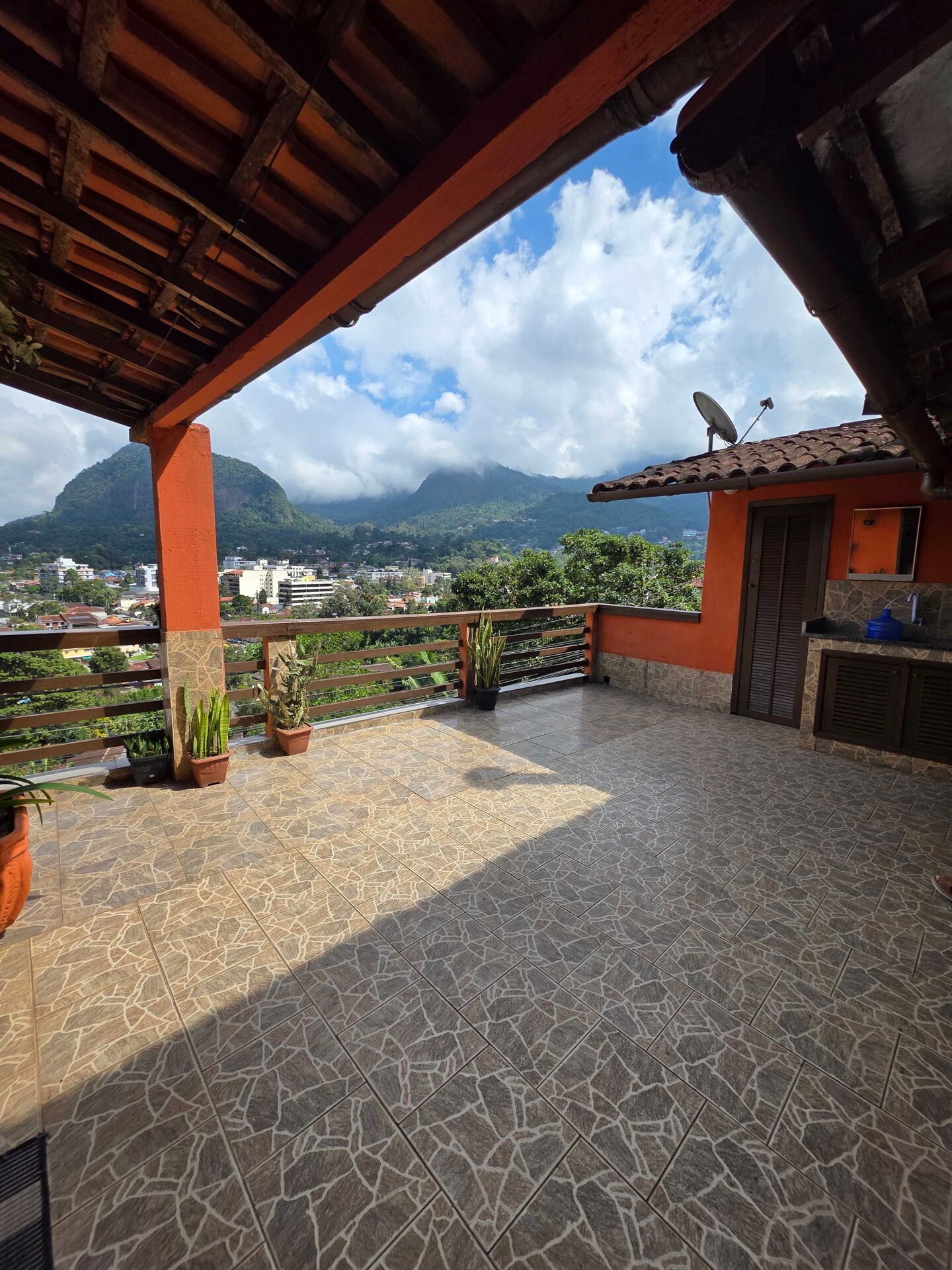 Casa TriplexEssa aqui não é só uma casa… é visão. É estratégia. É renda inteligente. Imagine um imóvel que não depende de uma única fonte… ele se multiplica.