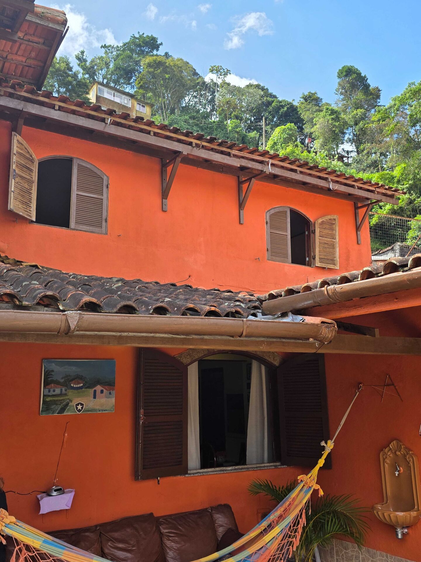 Casa TriplexEssa aqui não é só uma casa… é visão. É estratégia. É renda inteligente. Imagine um imóvel que não depende de uma única fonte… ele se multiplica.