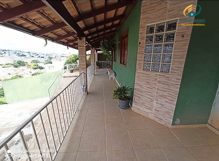 Casa à venda com 3 quartos, 100m² - Foto 1