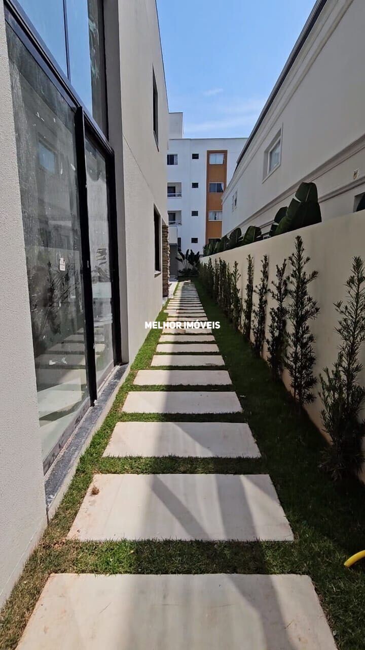 Casa à venda com 3 quartos, 307m² - Foto 2