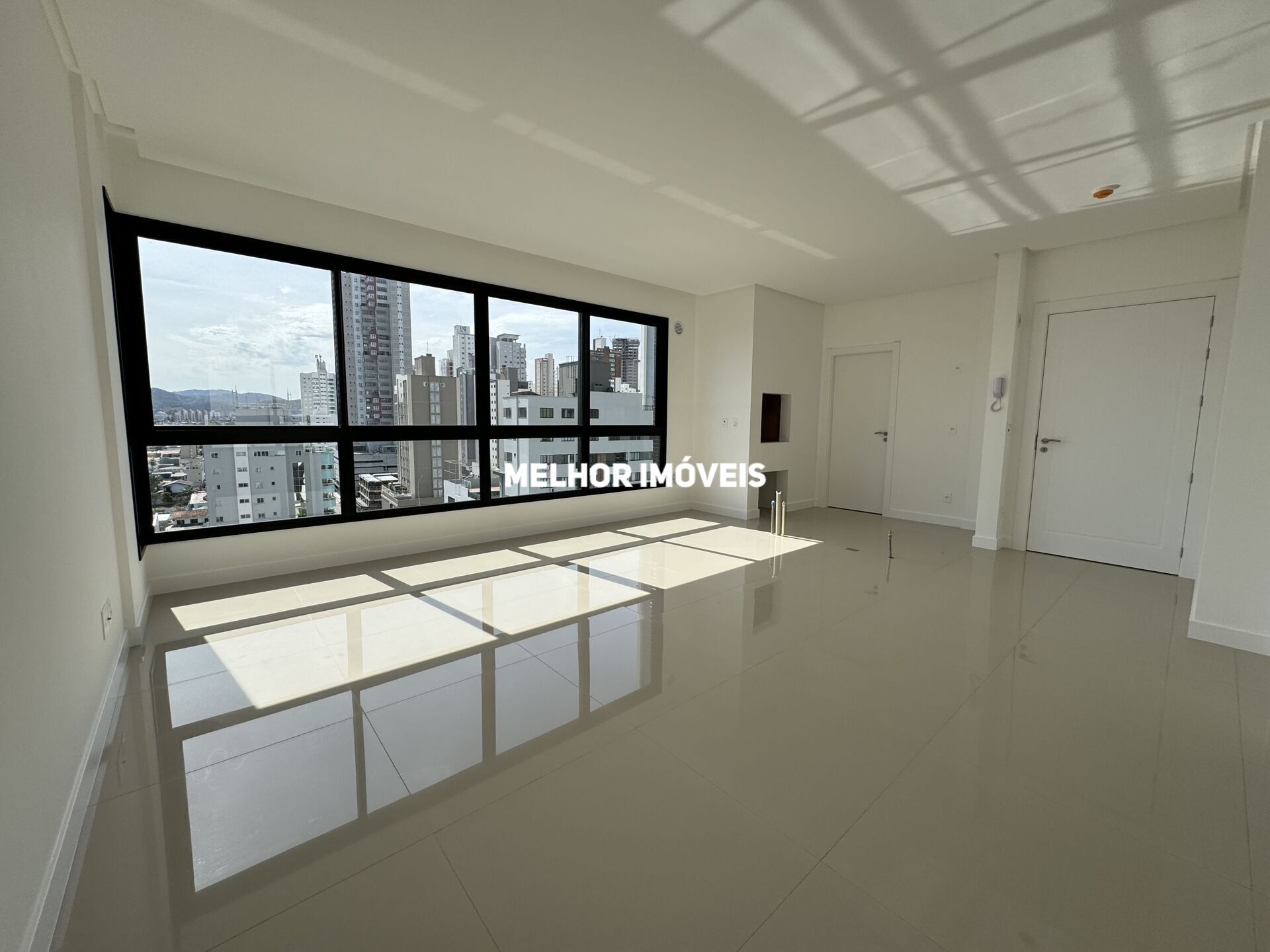 Apartamento à venda com 3 quartos, 130m² - Foto 2