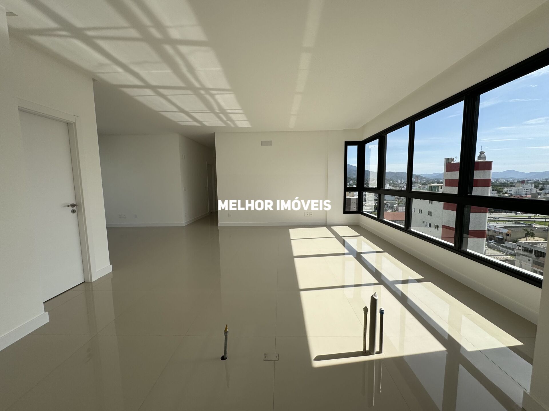 Apartamento à venda com 3 quartos, 130m² - Foto 1