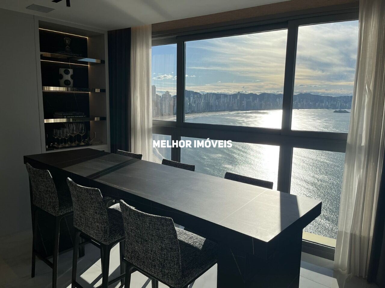 Apartamento à venda com 4 quartos, 230m² - Foto 1