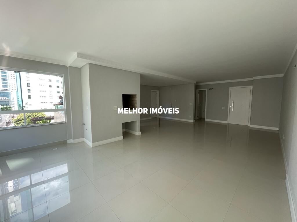 Apartamento à venda com 3 quartos, 159m² - Foto 2