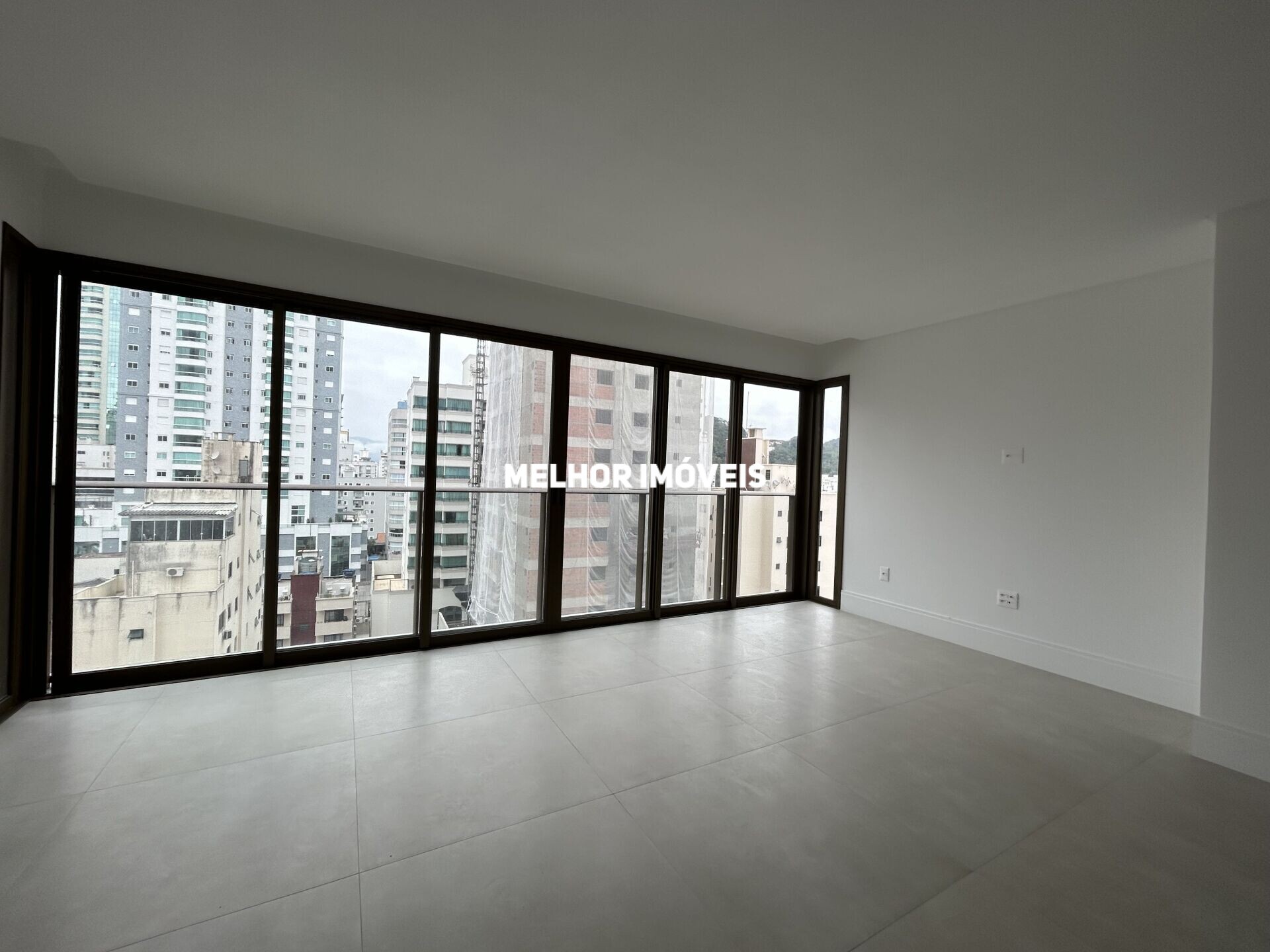 Apartamento à venda com 4 quartos, 138m² - Foto 2