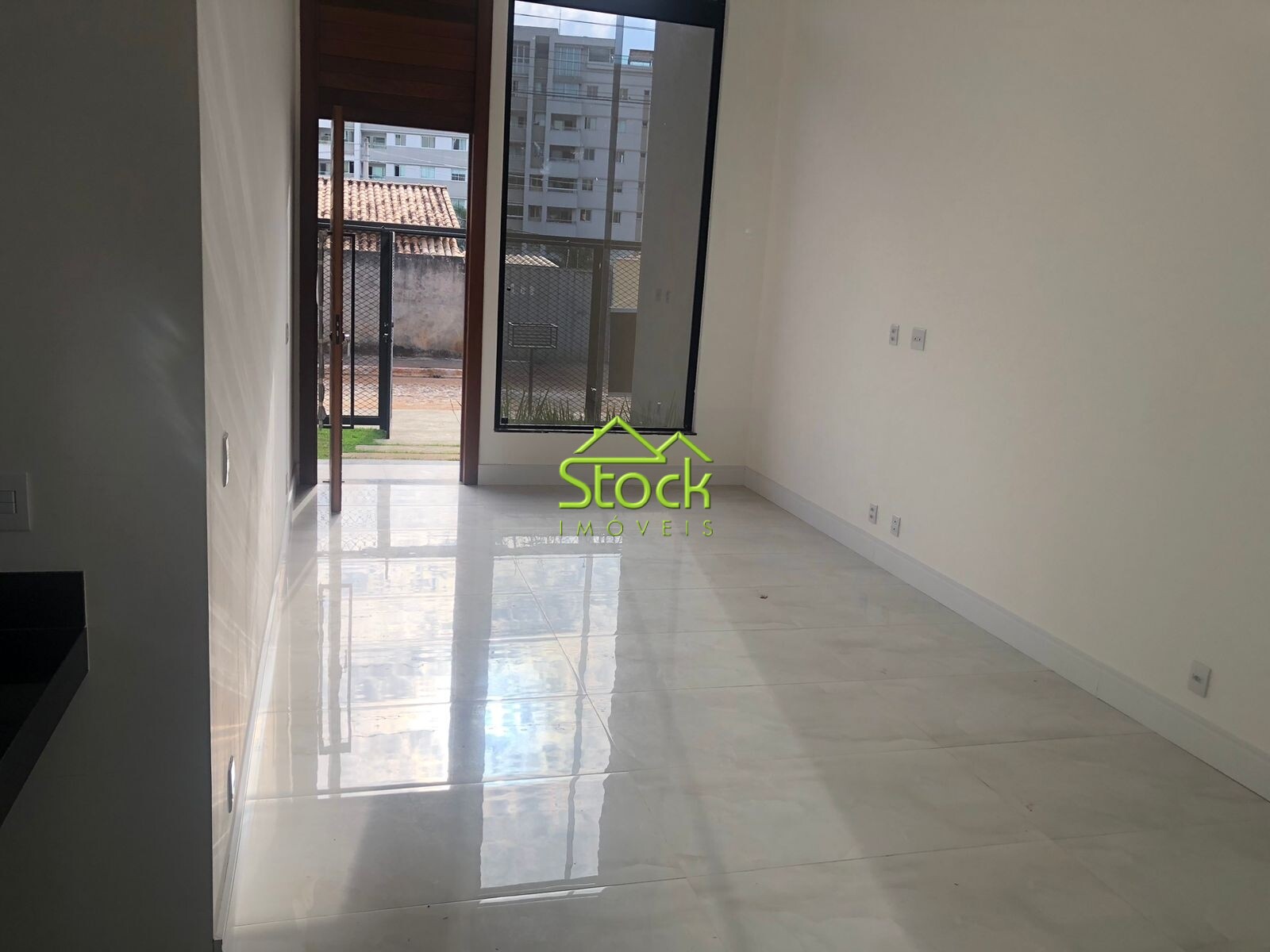 Casa à venda com 3 quartos, 300m² - Foto 2