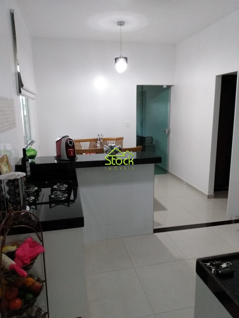 Casa à venda com 2 quartos, 180m² - Foto 1