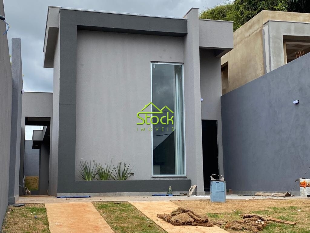 Casa à venda com 3 quartos, 225m² - Foto 1