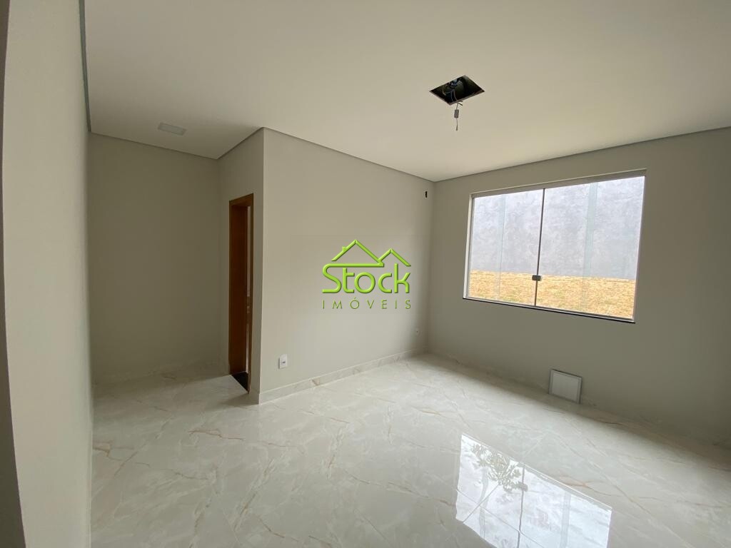 Casa à venda com 3 quartos, 225m² - Foto 2