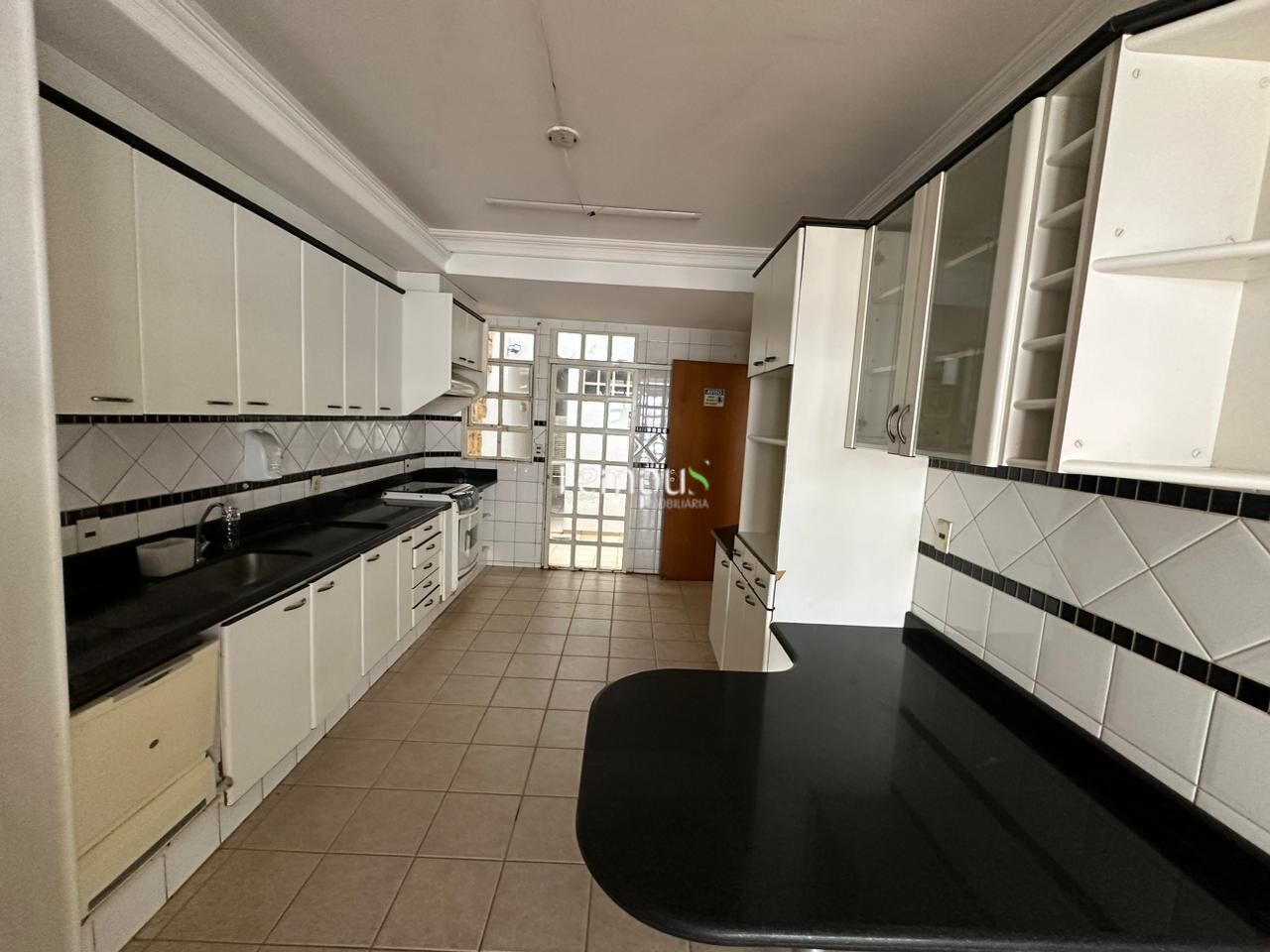 Casa à venda com 3 quartos, 223m² - Foto 2