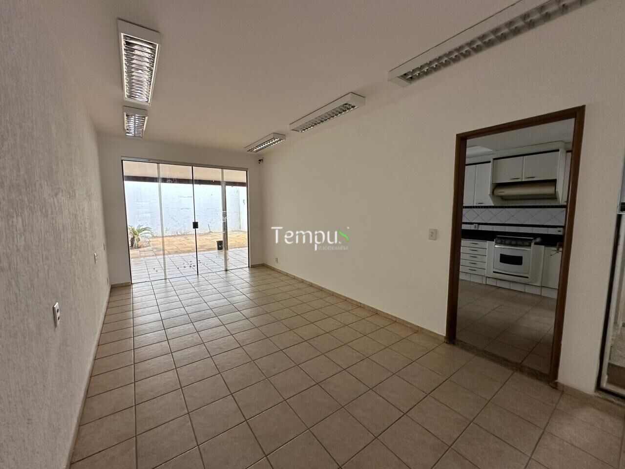 Casa à venda com 3 quartos, 223m² - Foto 4