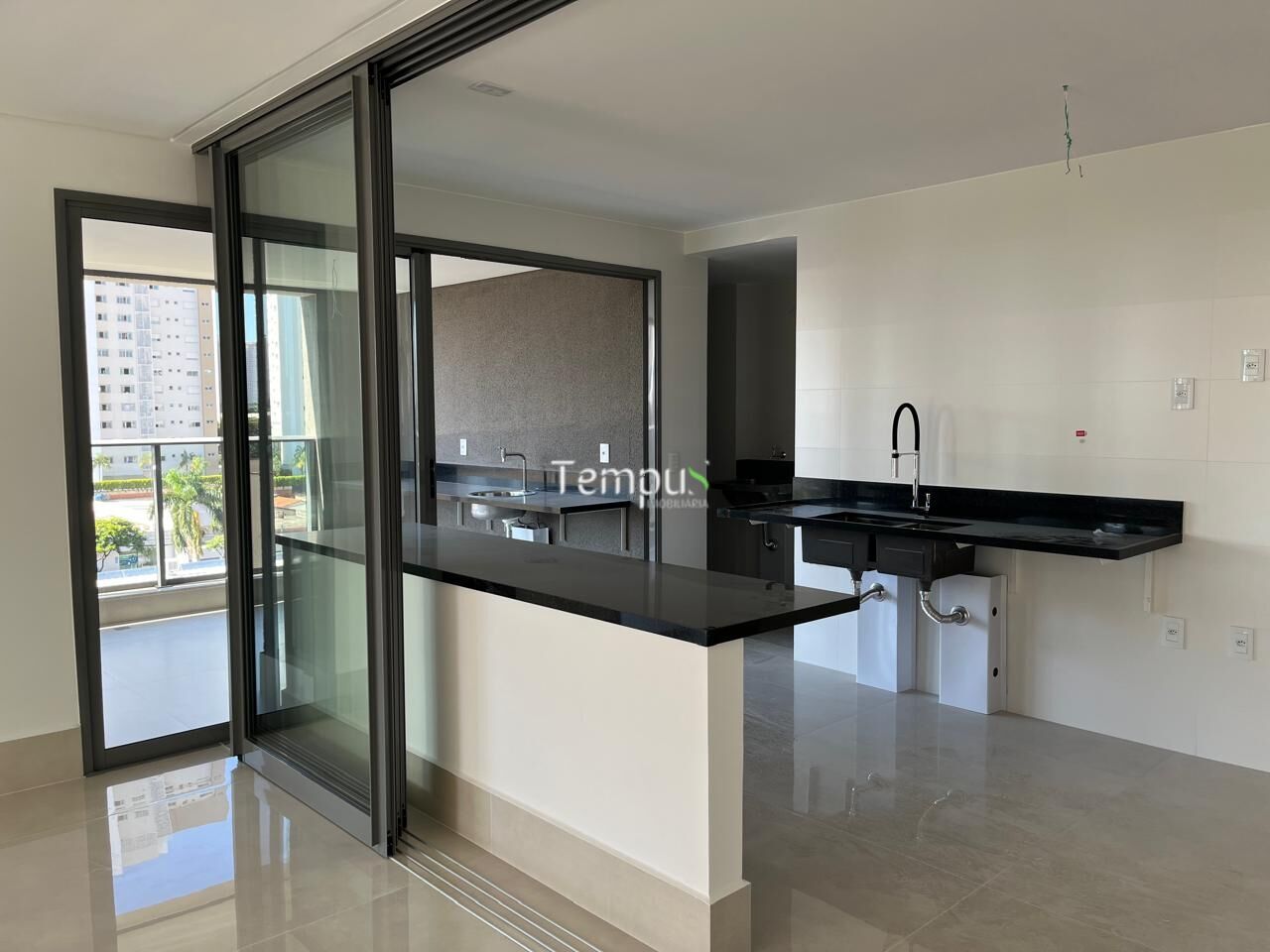 Apartamento à venda com 3 quartos, 226m² - Foto 2