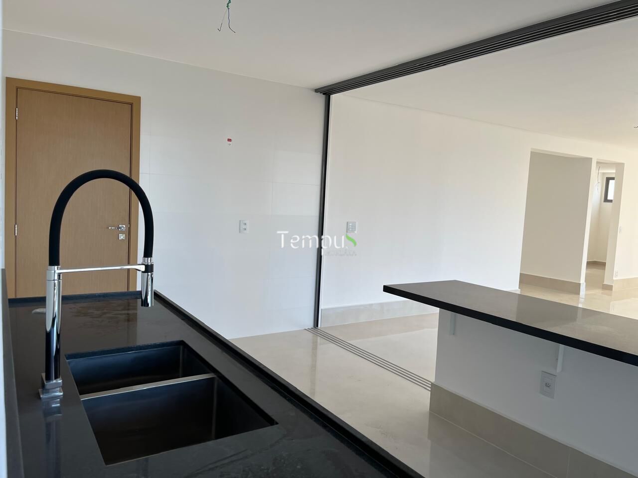 Apartamento à venda com 3 quartos, 226m² - Foto 4