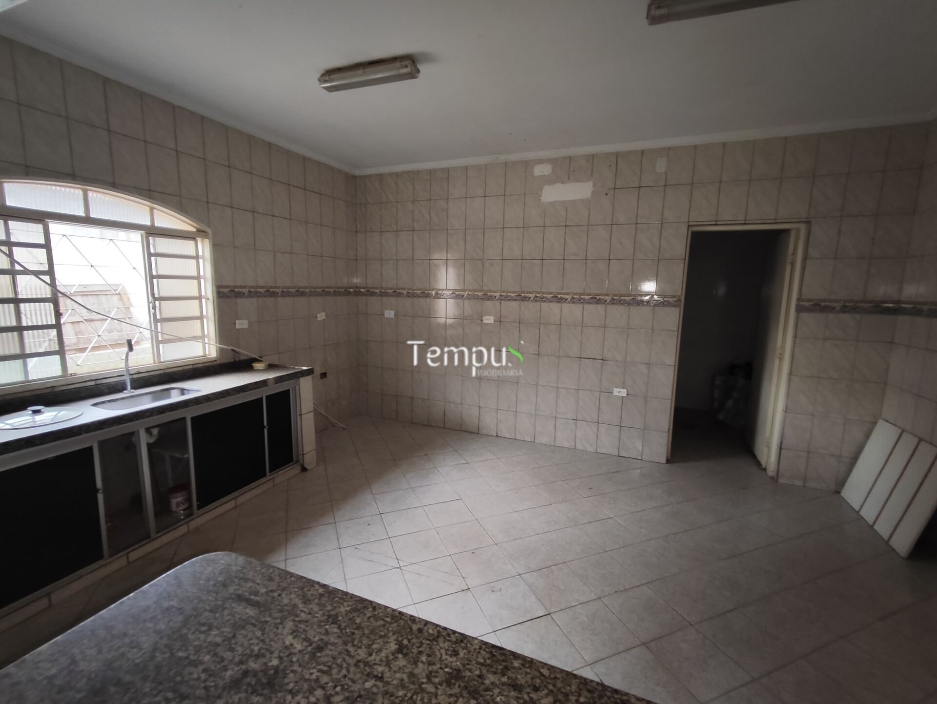 Casa para alugar com 4 quartos, 387m² - Foto 7