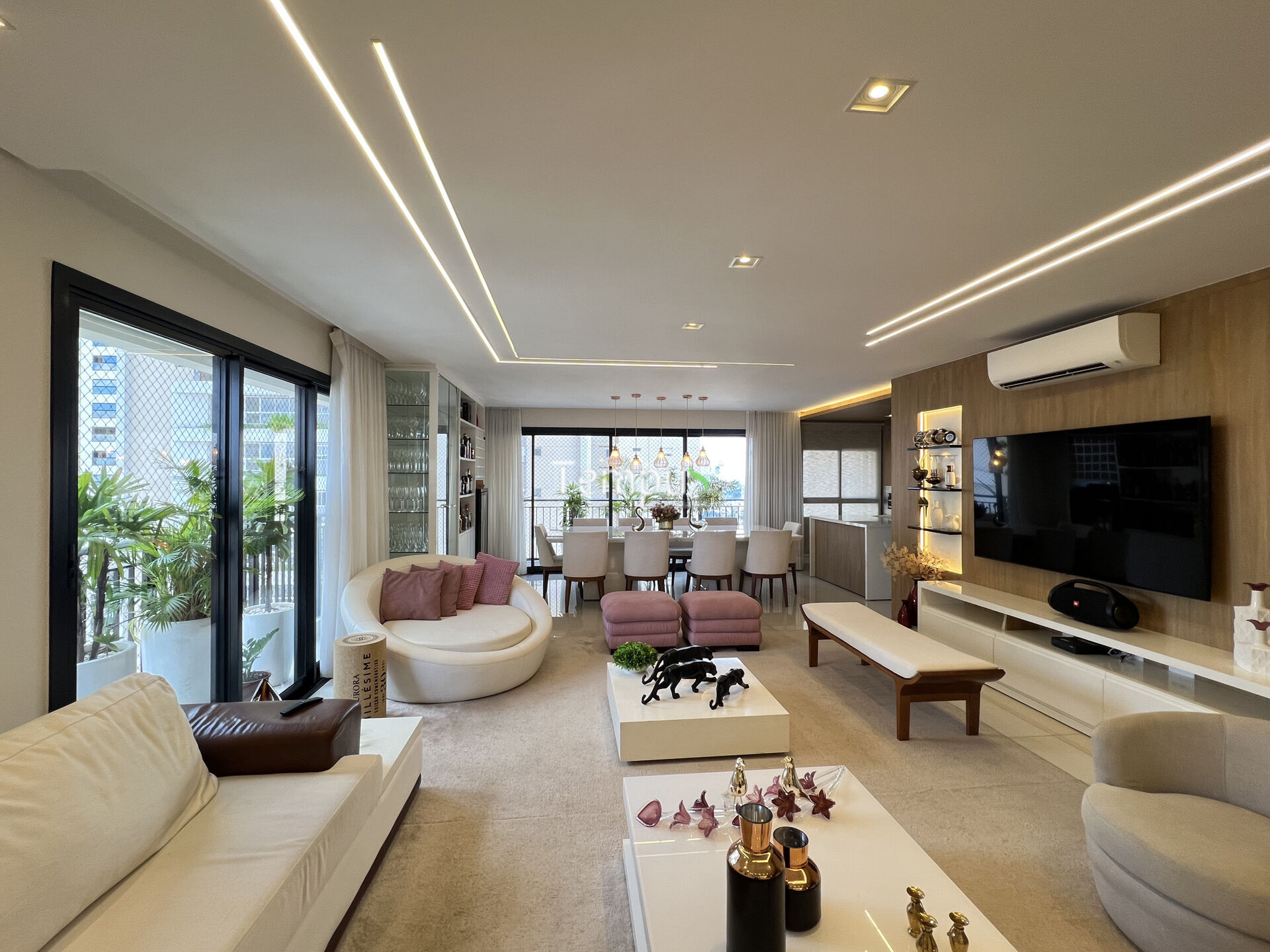 Apartamento à venda com 4 quartos, 224m² - Foto 1