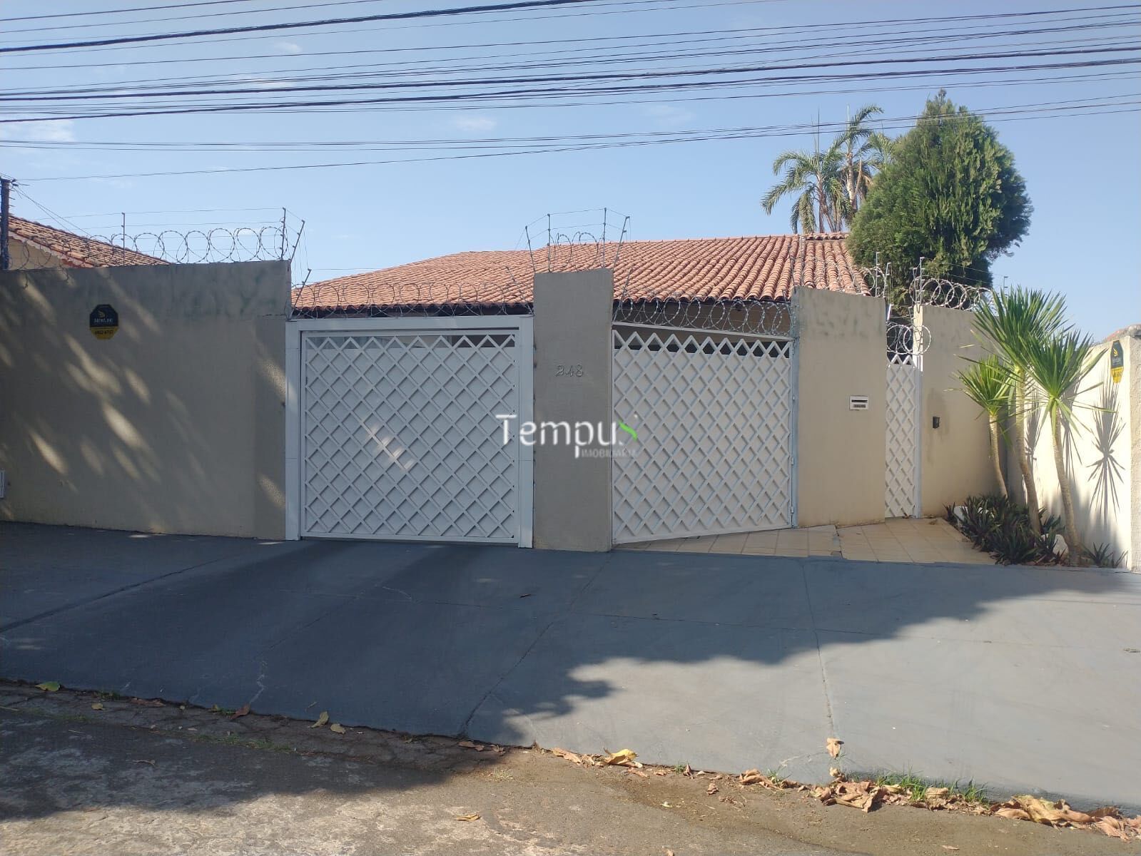 Casa para alugar com 4 quartos, 200m² - Foto 1