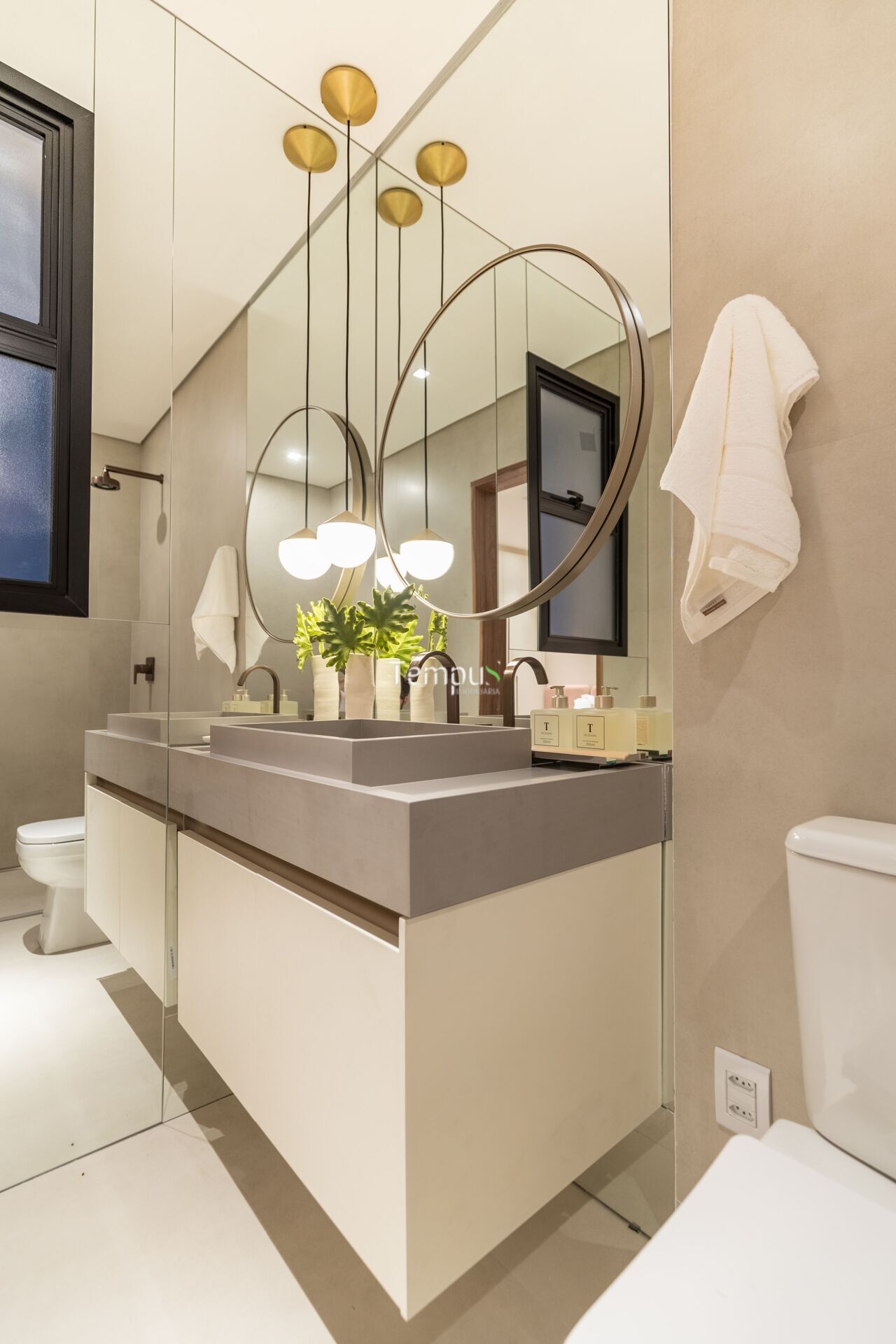 Apartamento à venda com 4 quartos, 251m² - Foto 1