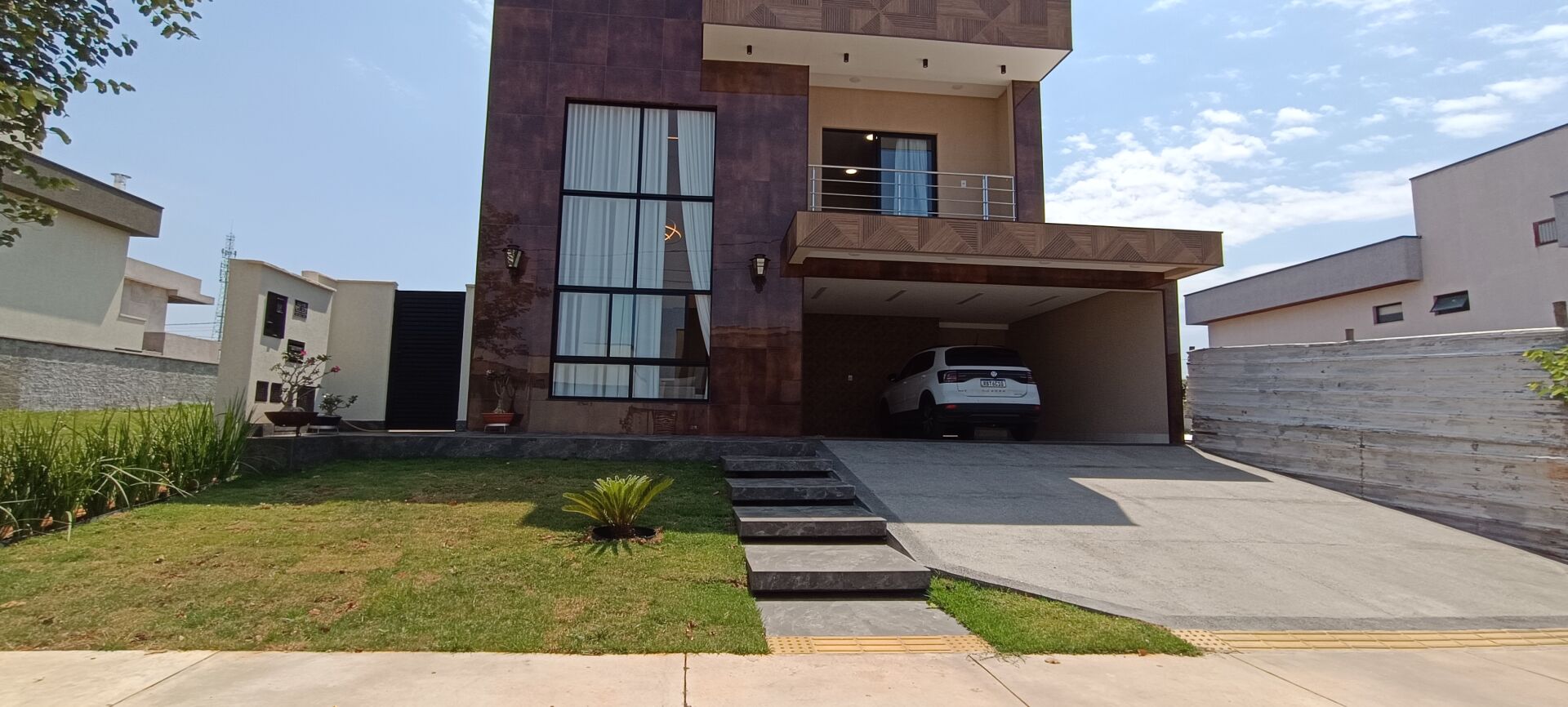 Sobrado à venda com 4 quartos, 259m² - Foto 1