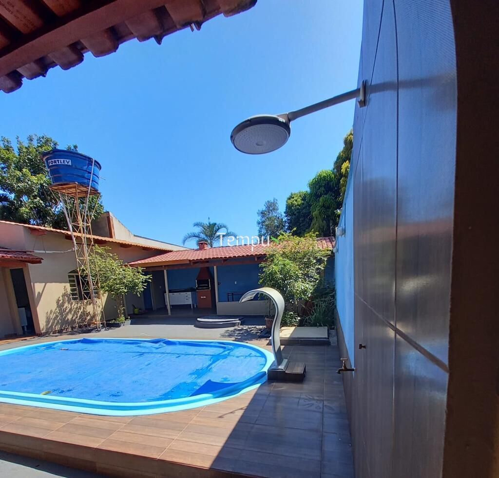 Casa à venda com 3 quartos, 250m² - Foto 1