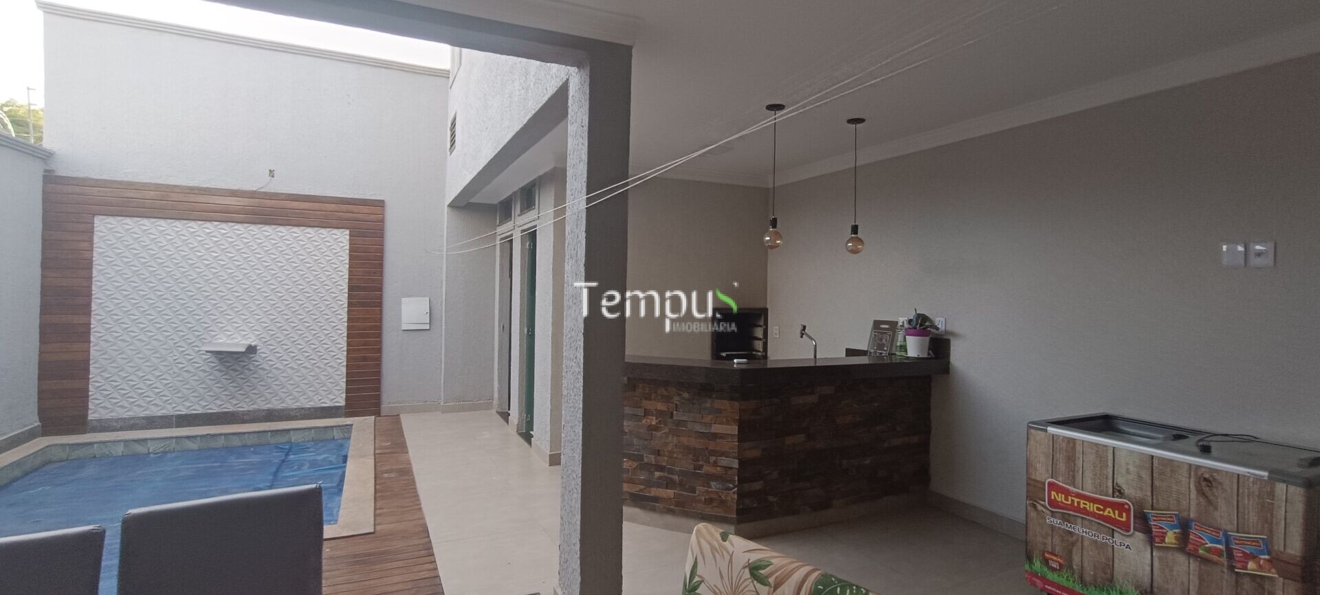 Casa à venda com 3 quartos, 245m² - Foto 1