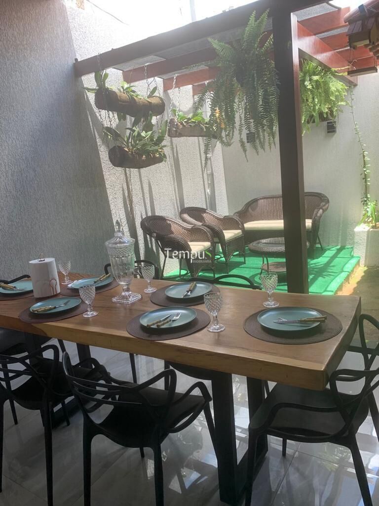 Casa à venda com 3 quartos, 138m² - Foto 1