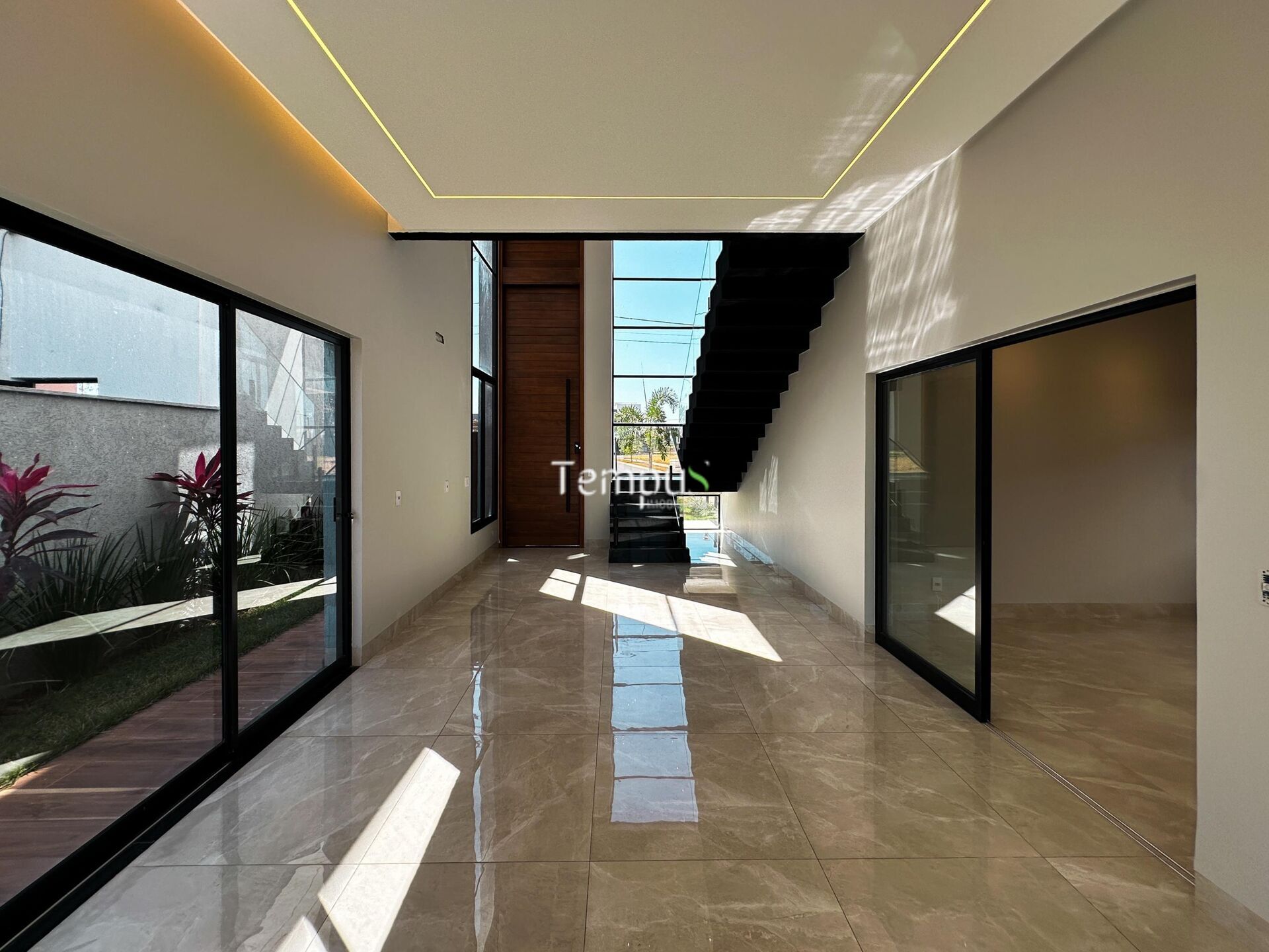 Casa de Condomínio à venda com 4 quartos, 272m² - Foto 2