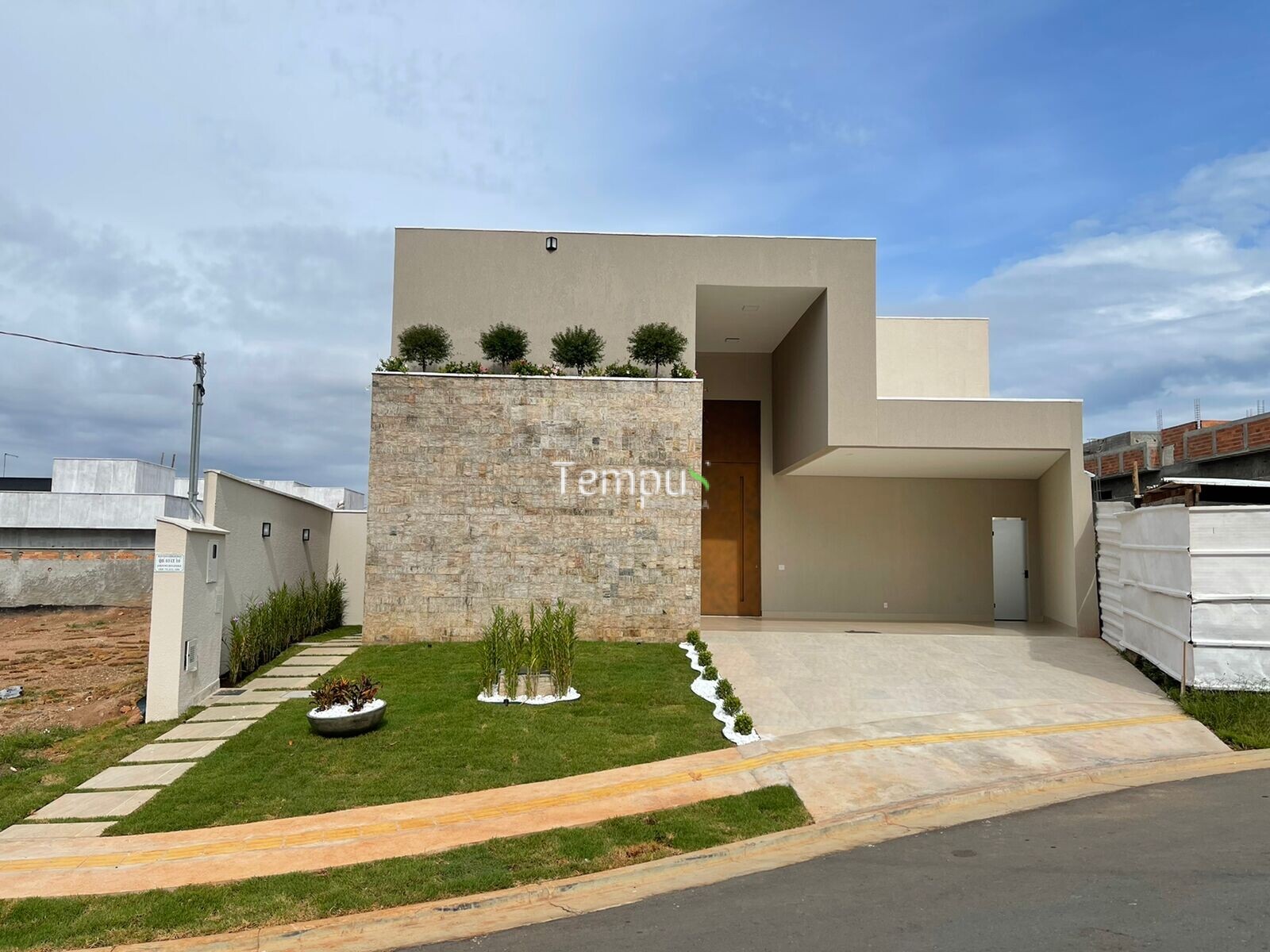 Casa à venda com 3 quartos, 208m² - Foto 1