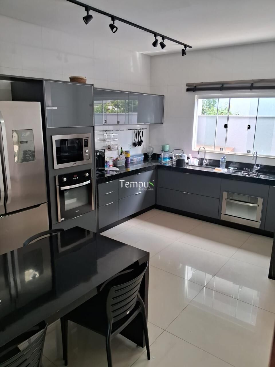 Casa de Condomínio à venda com 4 quartos, 256m² - Foto 2