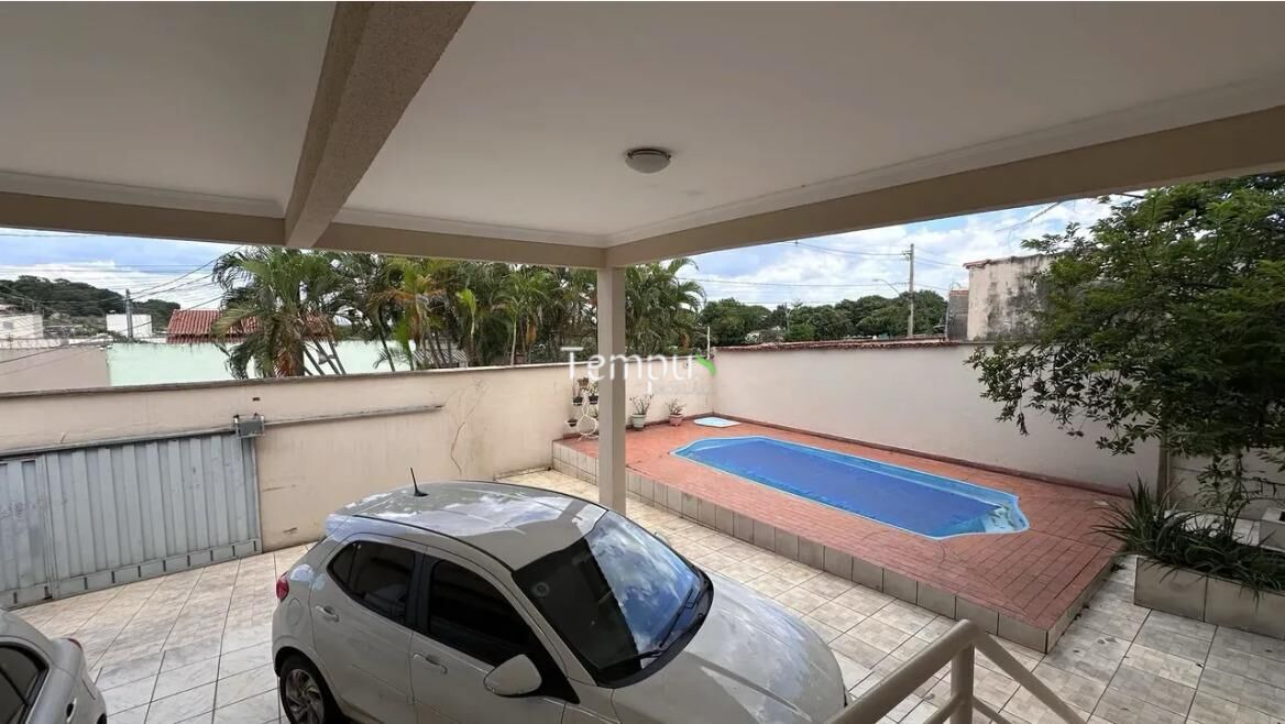 Casa à venda com 5 quartos, 248m² - Foto 1