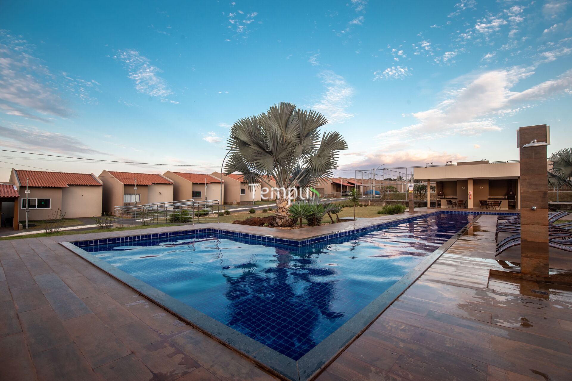 Casa à venda com 2 quartos, 57m² - Foto 1