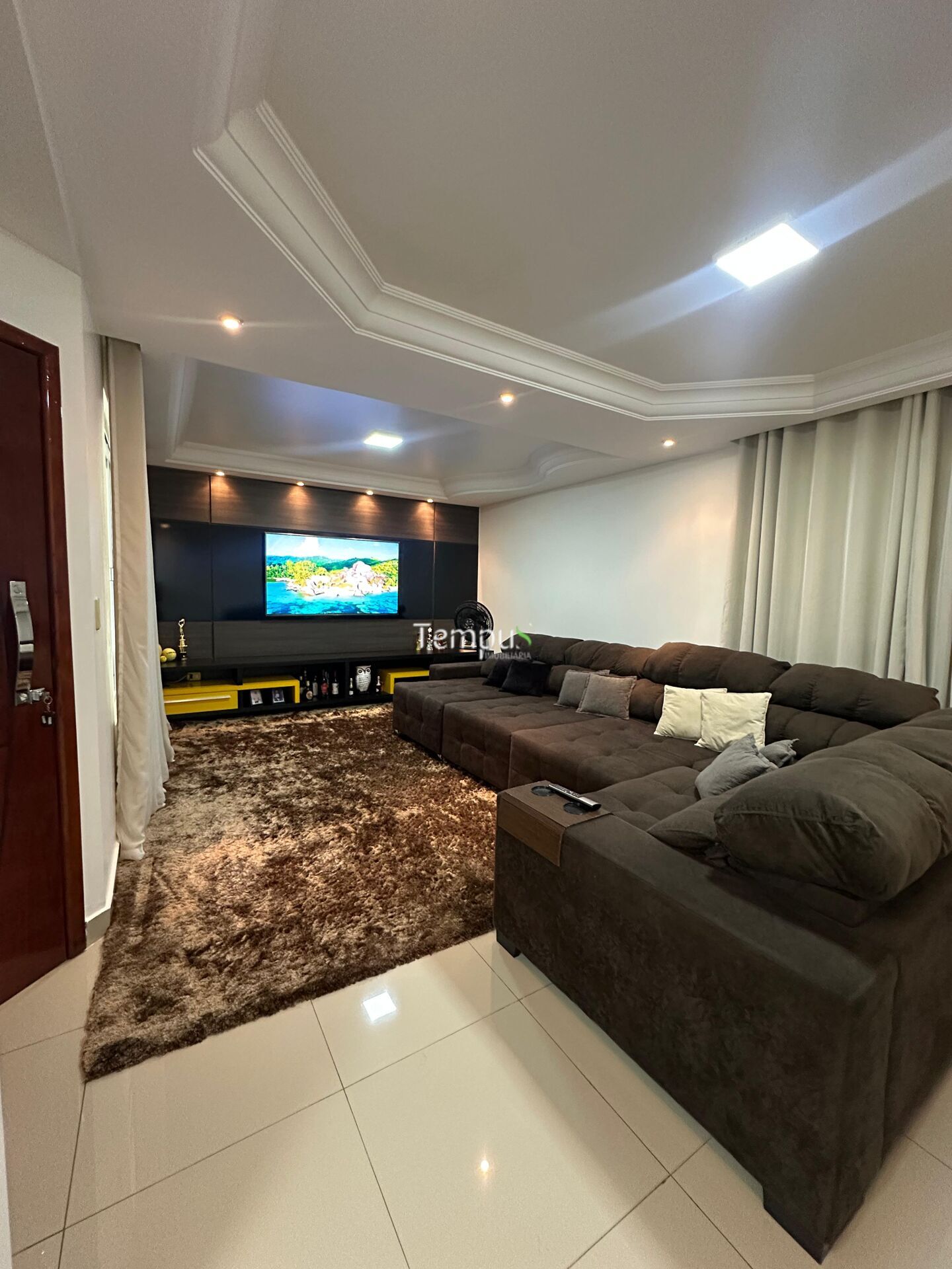 Casa à venda com 3 quartos, 220m² - Foto 1