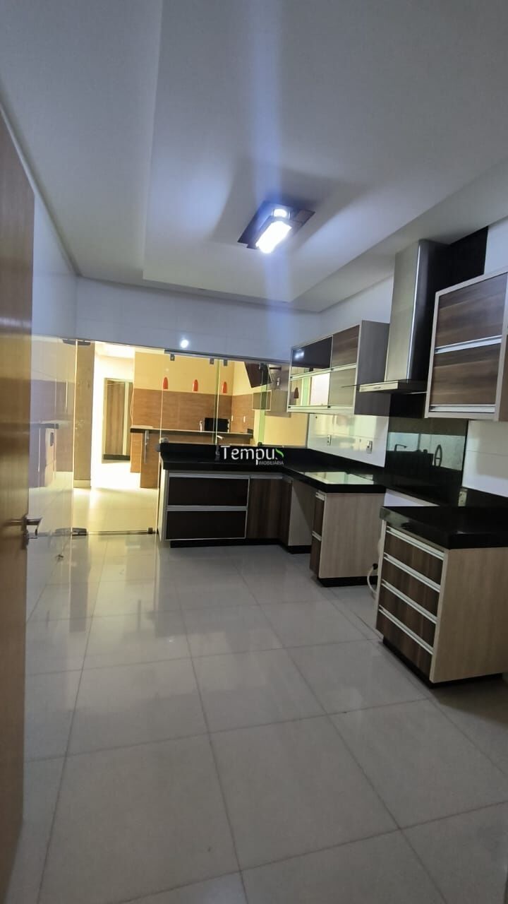 Casa para alugar com 3 quartos, 170m² - Foto 1