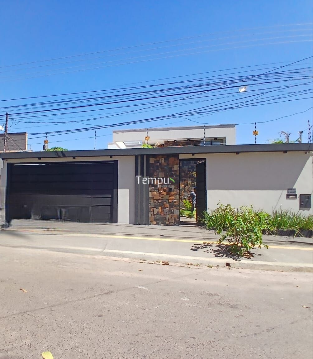 Casa à venda com 4 quartos, 216m² - Foto 1