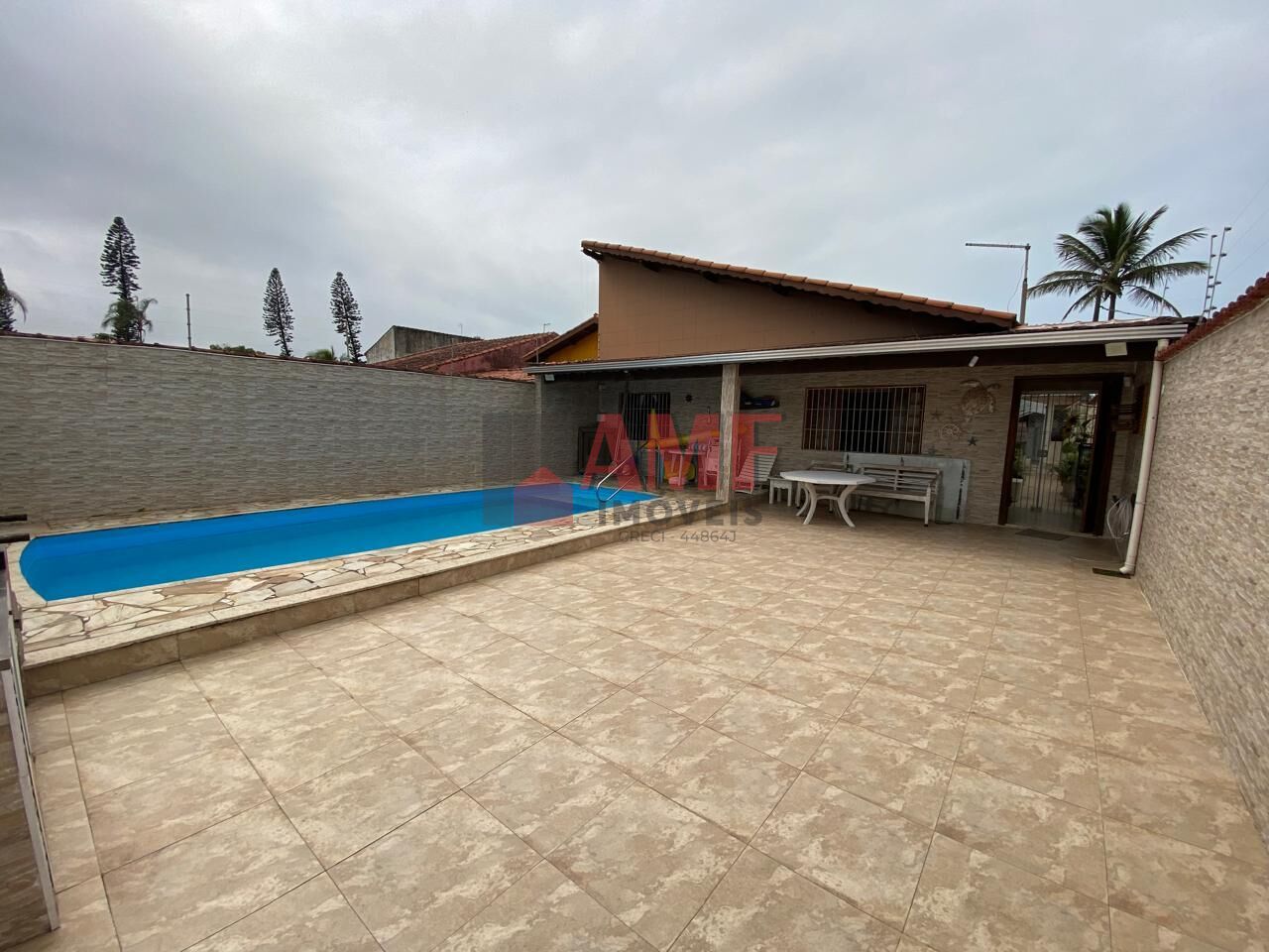 Casa à venda com 7 quartos, 226m² - Foto 1