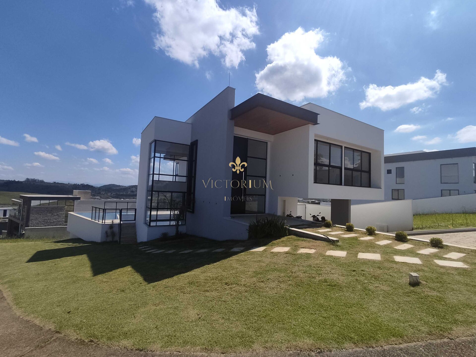 Casa de Condomínio à venda com 4 quartos, 350m² - Foto 1