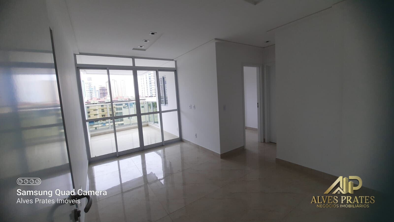 Apartamento à venda com 2 quartos, 61m² - Foto 2