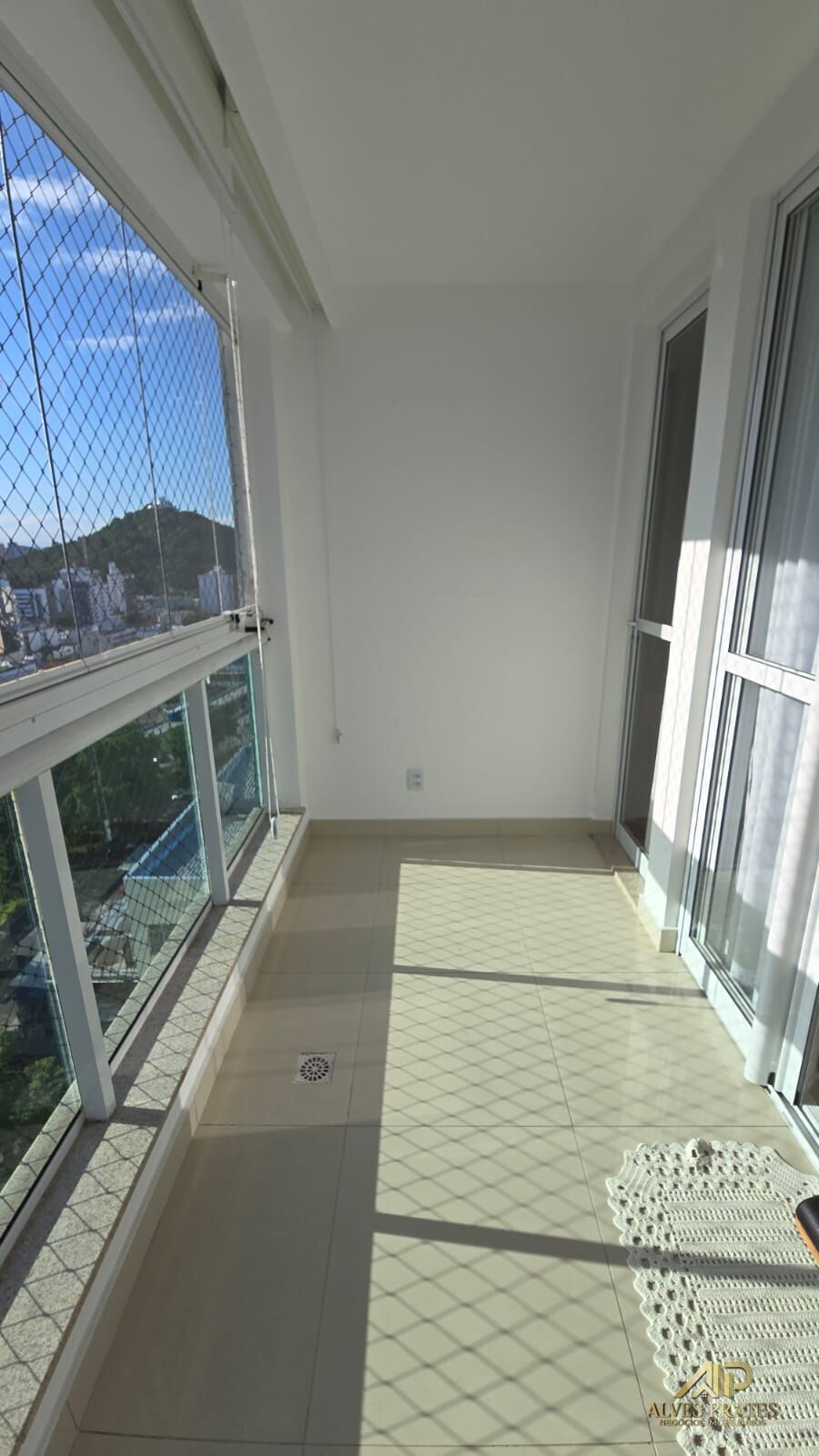 Apartamento à venda com 2 quartos, 75m² - Foto 2