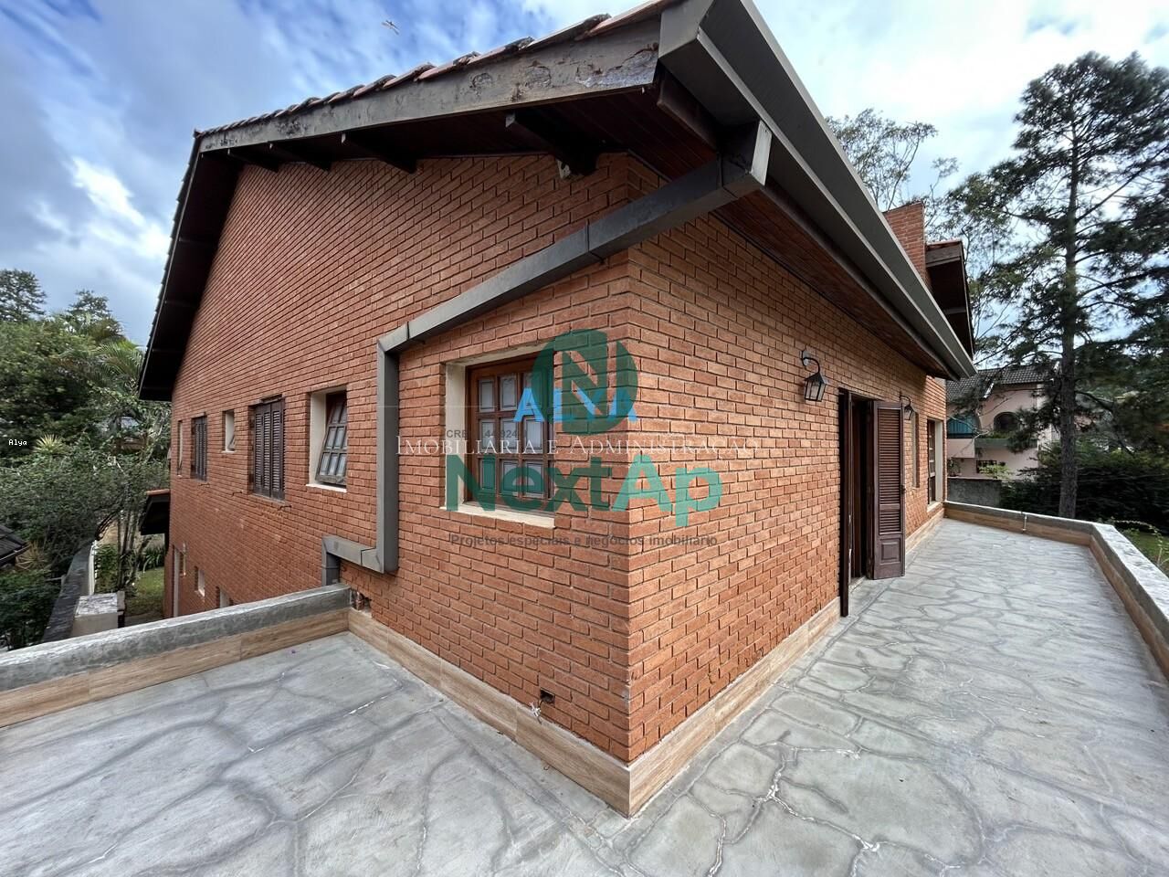 Casa à venda com 4 quartos, 420m² - Foto 1