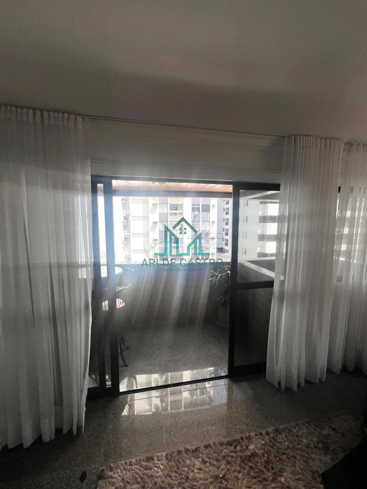 Apartamento à venda com 3 quartos, 130m² - Foto 2