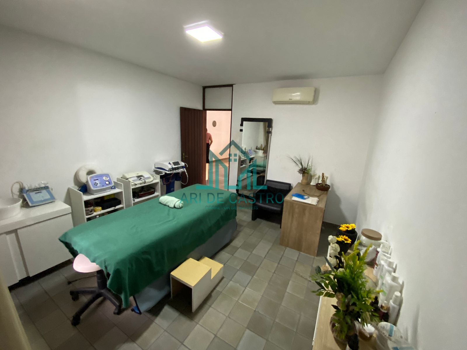 Casa para alugar com 4 quartos, 300m² - Foto 12