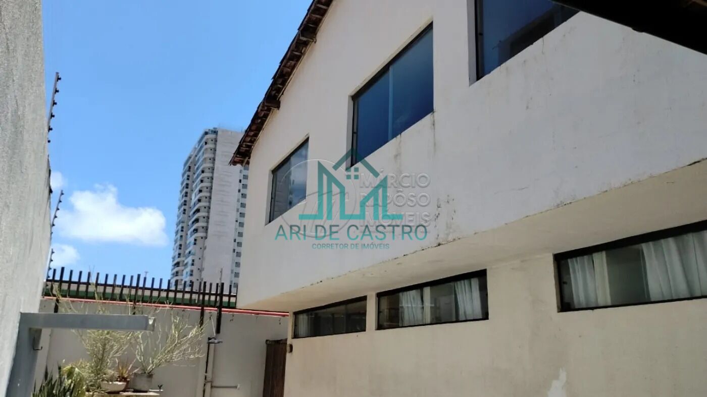 Casa à venda com 6 quartos, 316m² - Foto 1