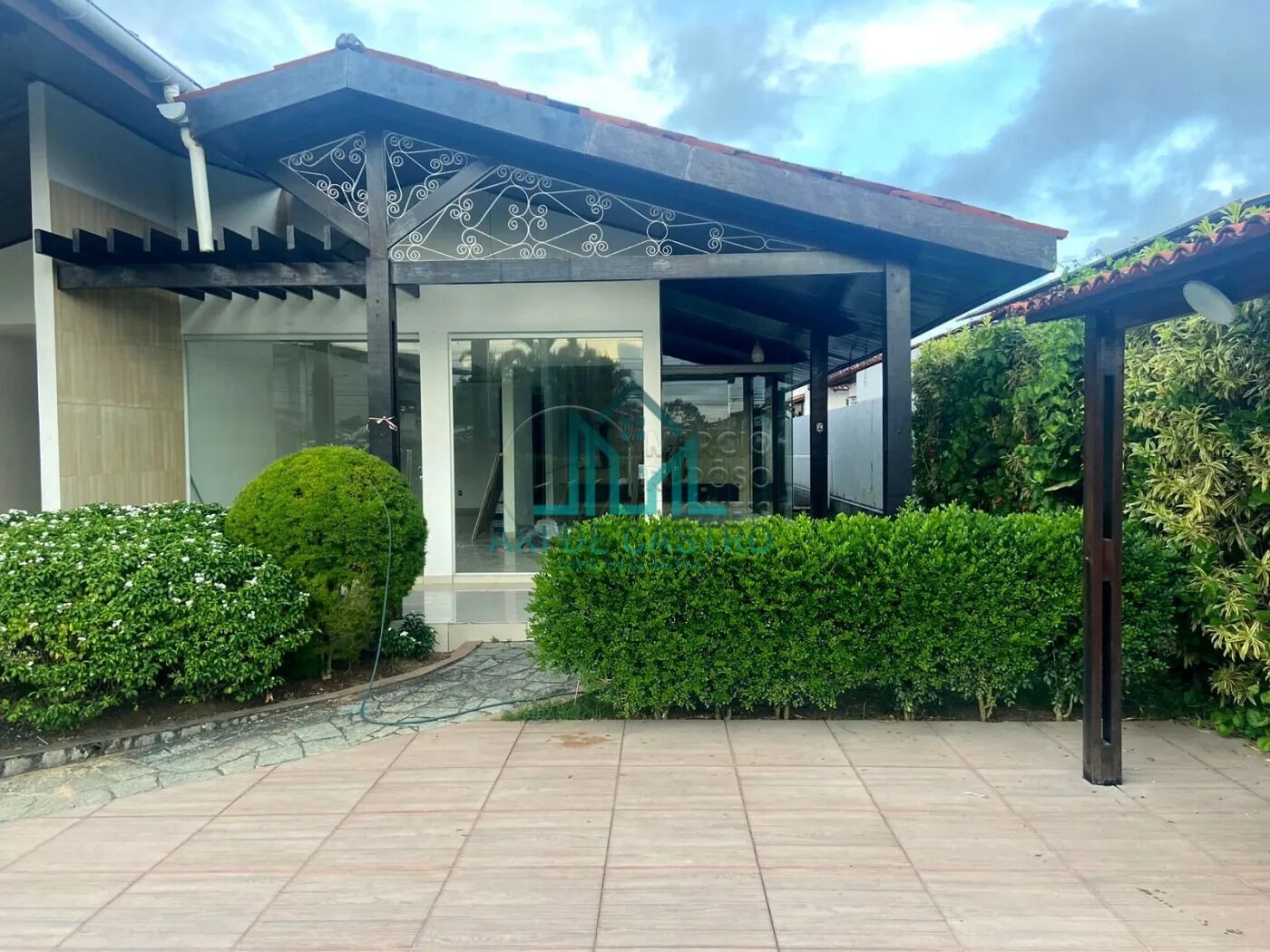 Casa à venda com 4 quartos, 357m² - Foto 1