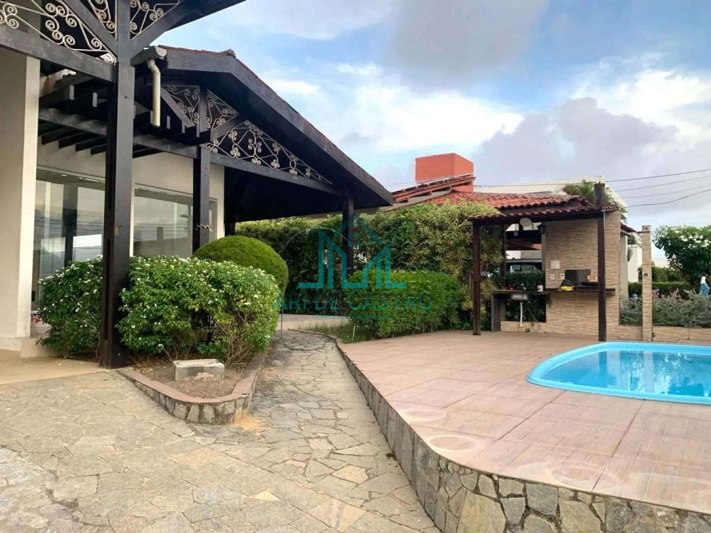 Casa à venda com 4 quartos, 357m² - Foto 2