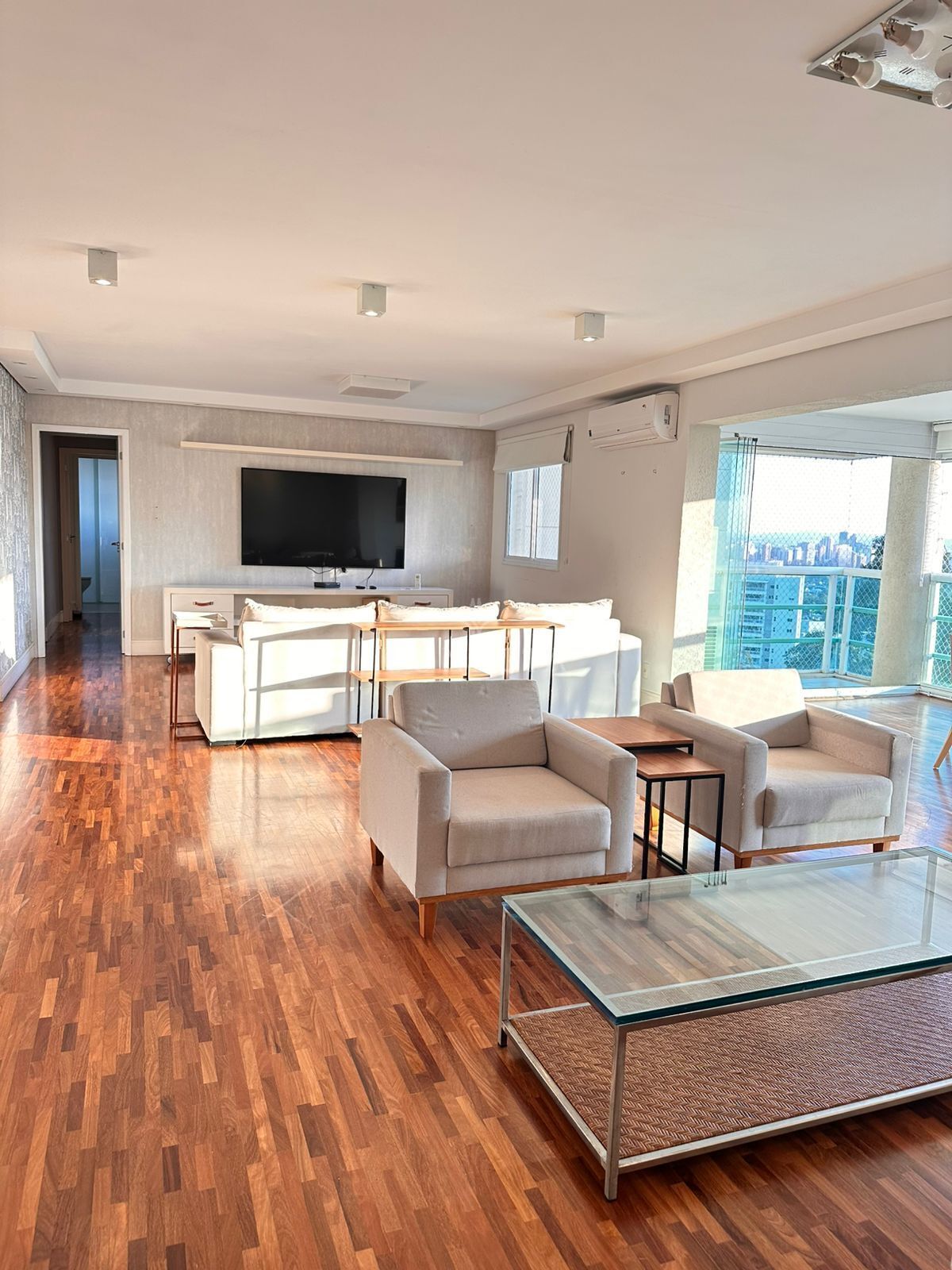 Apartamento para alugar com 3 quartos, 202m² - Foto 2