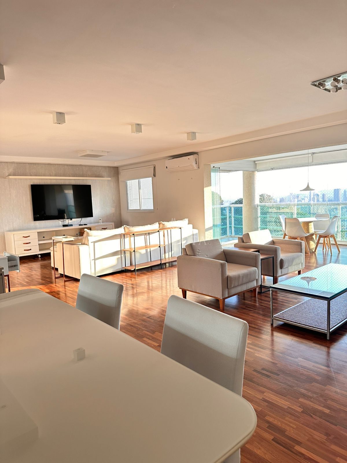 Apartamento para alugar com 3 quartos, 202m² - Foto 1